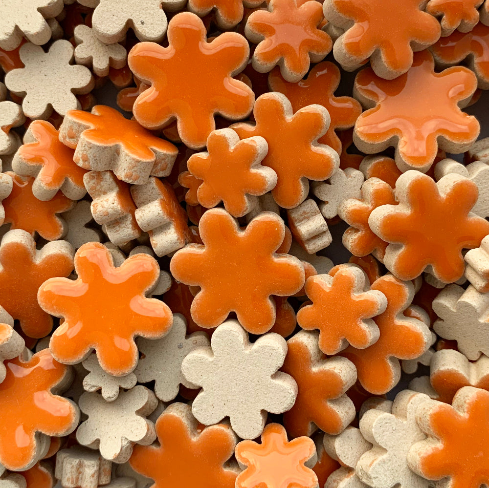 Ceramiczne Charmsy Kwiaty Pomarańczowe