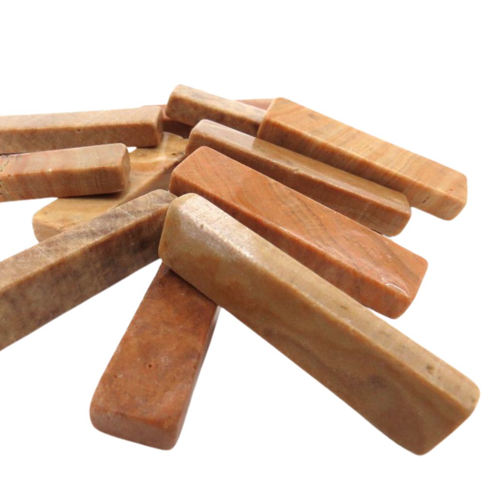 Marmurowe pręty o żółtym usłojeniu drewna