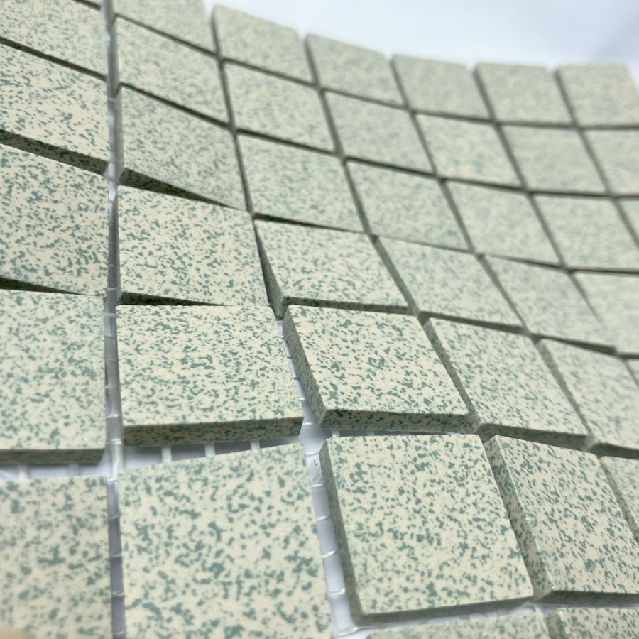 Winckelmans Vert 209 Mouchetés 20x20 mm – schuin aanzicht van de groene, gespikkelde tegels op gaas