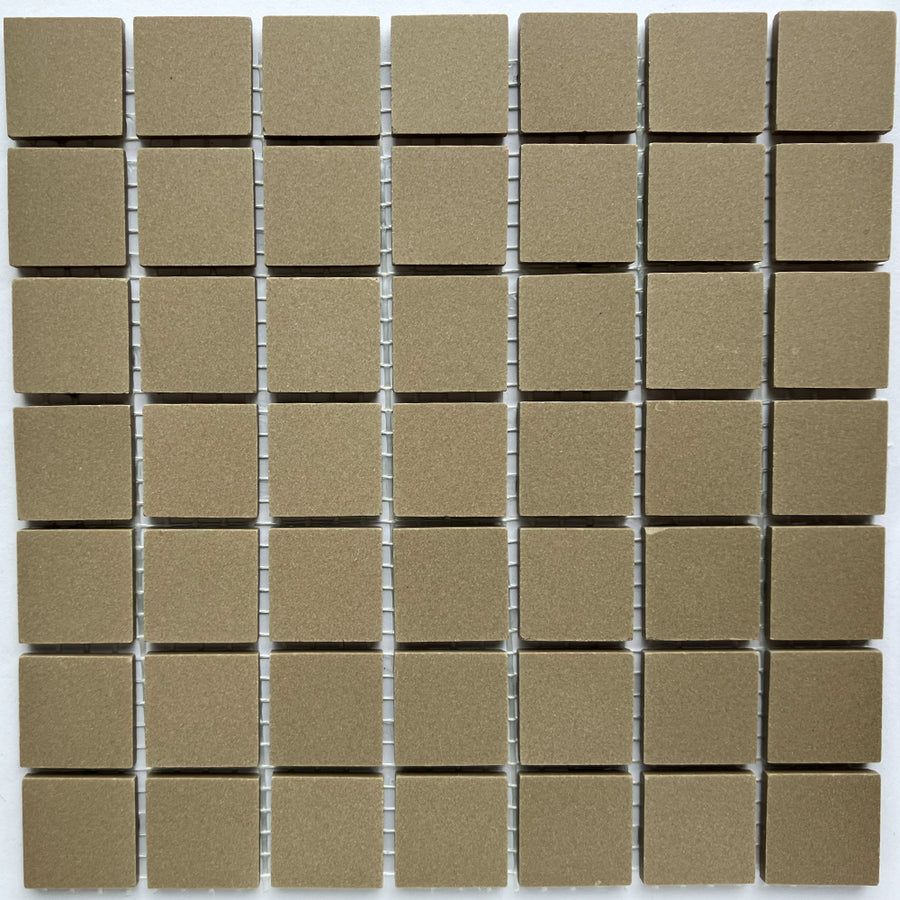 Winckelmans Taupe – matowe płytki mozaikowe 20x20 mm na siatce