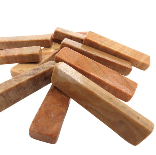 Marmurowe pręty o żółtym usłojeniu drewna