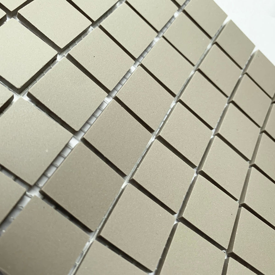 Winckelmans Gris Pale – matte Mosaikfliesen im Format 20x20 mm auf Netz